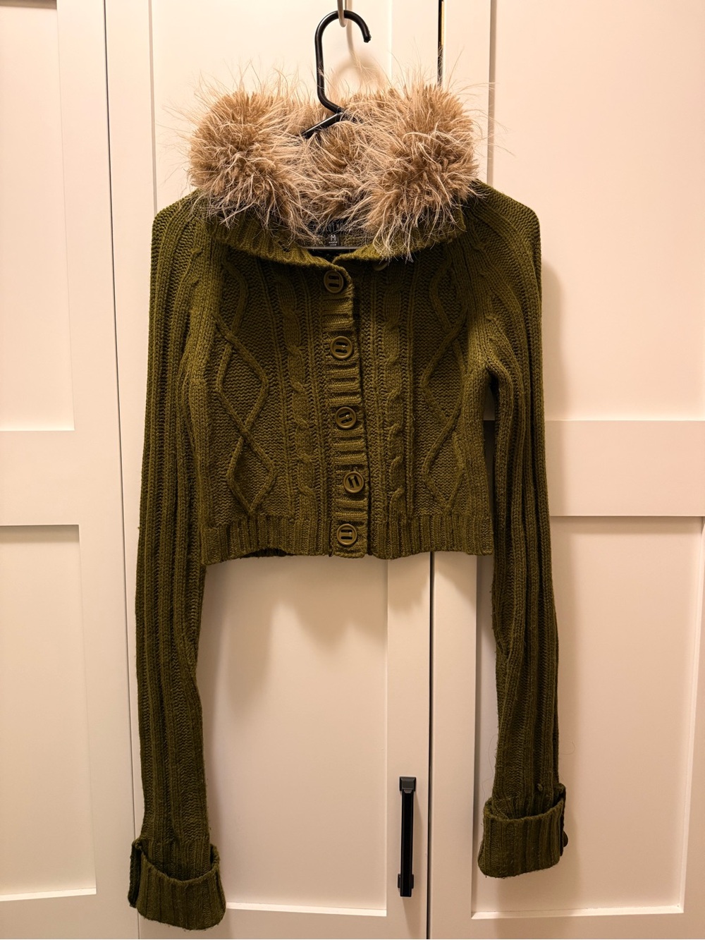 Cropped Olive Green Cable-Knit Cardigan with Faux Fur Collar